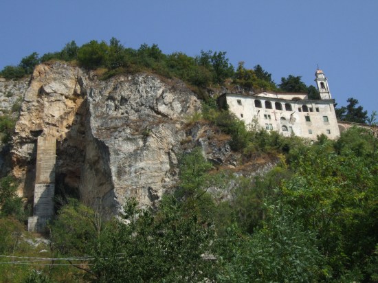 Santuario di Santa Lucia - La chiesa ricavata dentro una grotta naturale